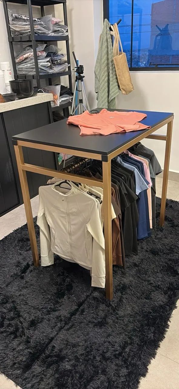 Mesa expositora para loja com arara