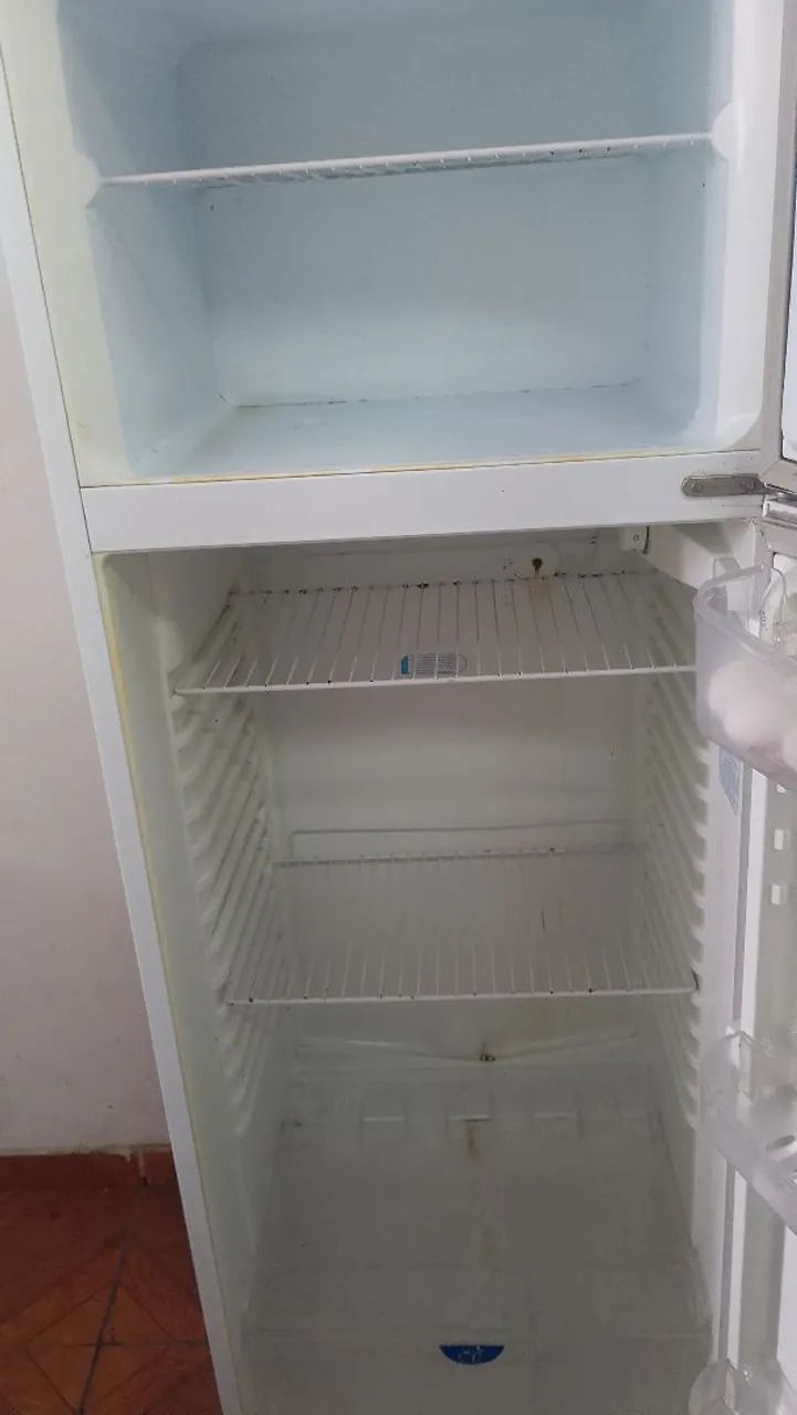 Vende-se uma geladeira Dako - Foto 2