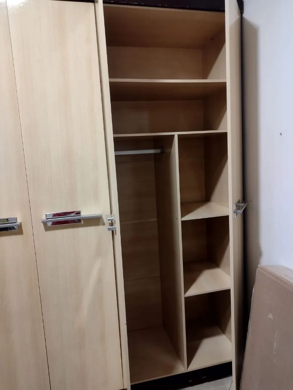 GUARDA-ROUPA 6 PORTAS - ÓTIMO ESPAÇO E CONSERVAÇÃO - Foto 2