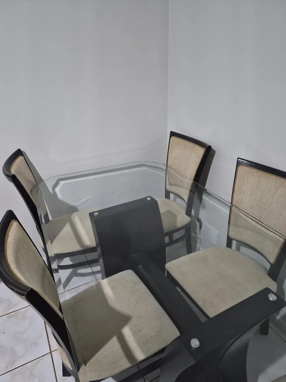 mesa de vidro com 6 cadeiras