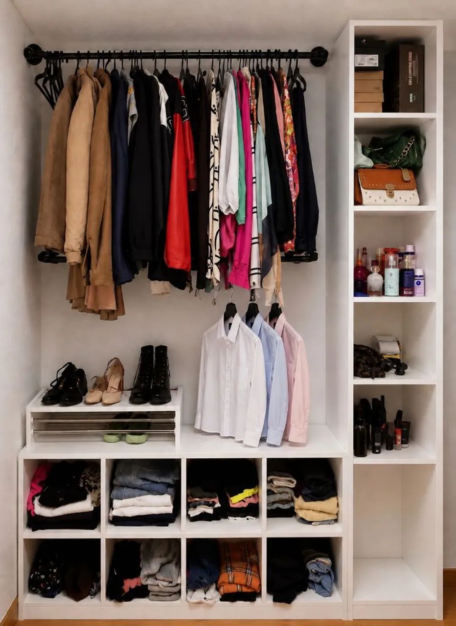 Closet moldulado em MDF e cabideiros