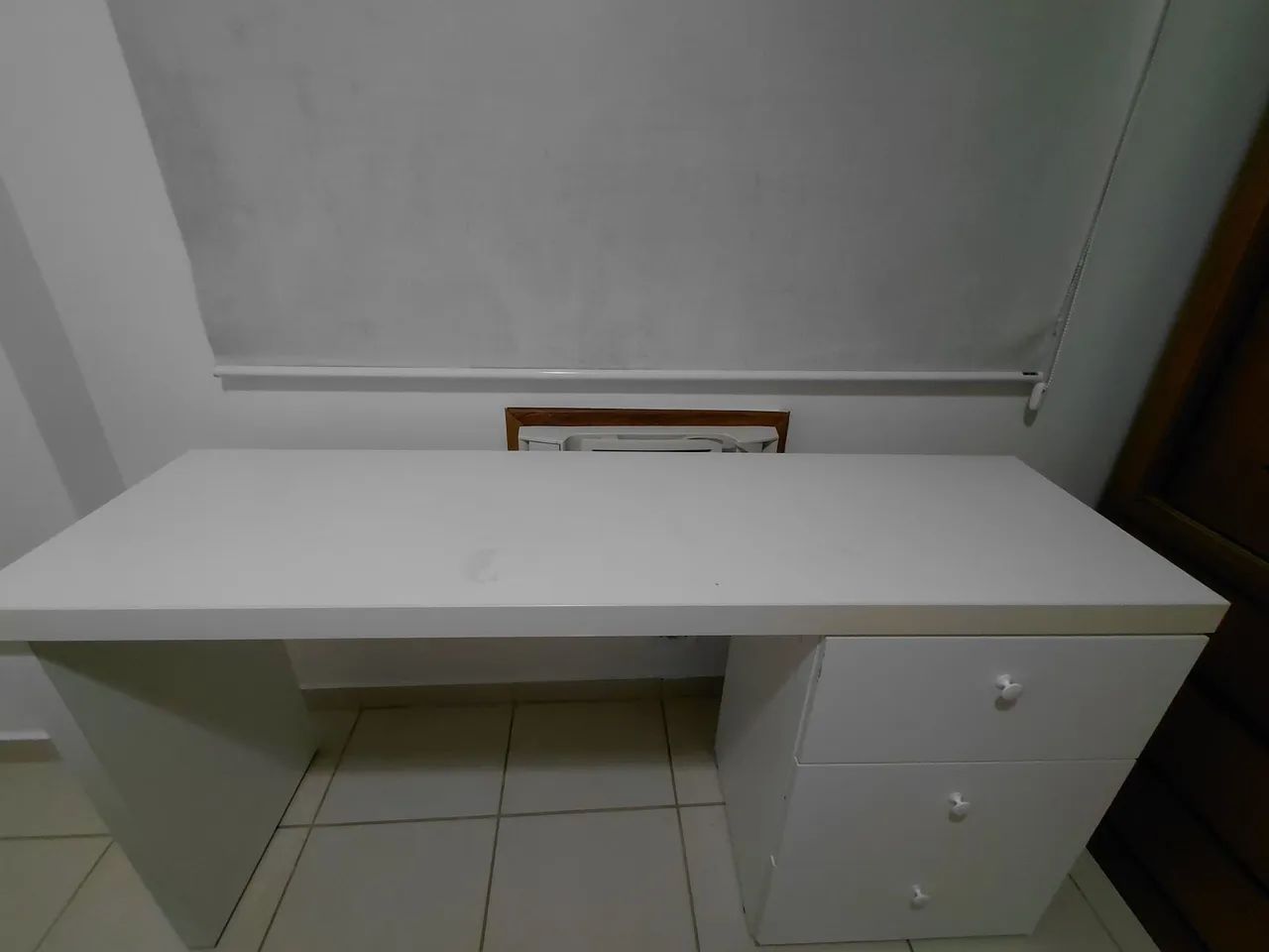 Escrivaninha e 3 prateleiras brancas - Foto 2