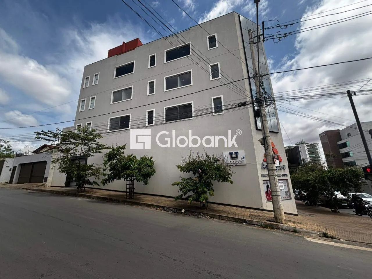 Prédio comercial com 13 salas, 10 banheiros com 1200m² no centro