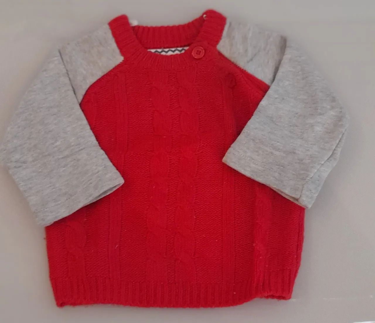 Blusa vermelha em lã com manga cinza de moletom