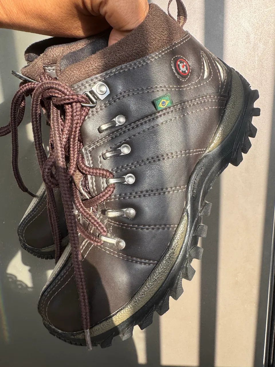 bota estilo adventure marrom com solado tratorado - Foto 5