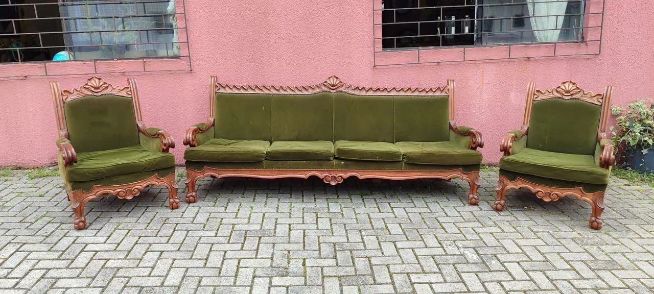 Clássico Vitoriano: Conjunto de Sofá e Poltronas Verde-Oliva