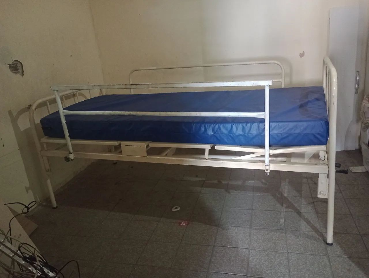 Cama hospitalar+ colchão  - Foto 2
