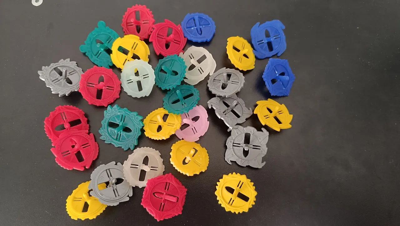 Mini Beyblades - 29 Piões montáveis - Brinde Álbum Beyblade 
