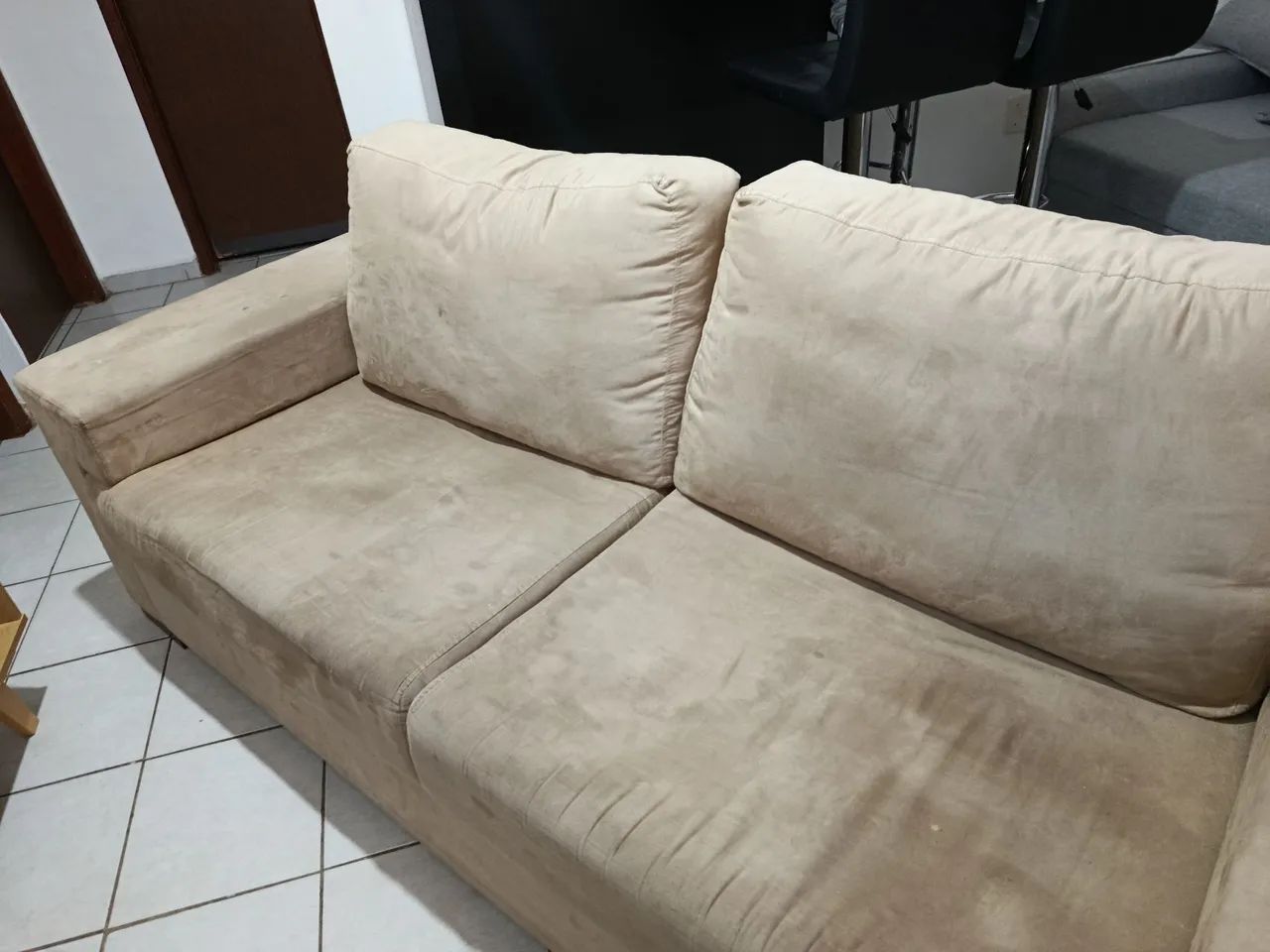 Sofá 2 lugares em suede bege - Foto 4