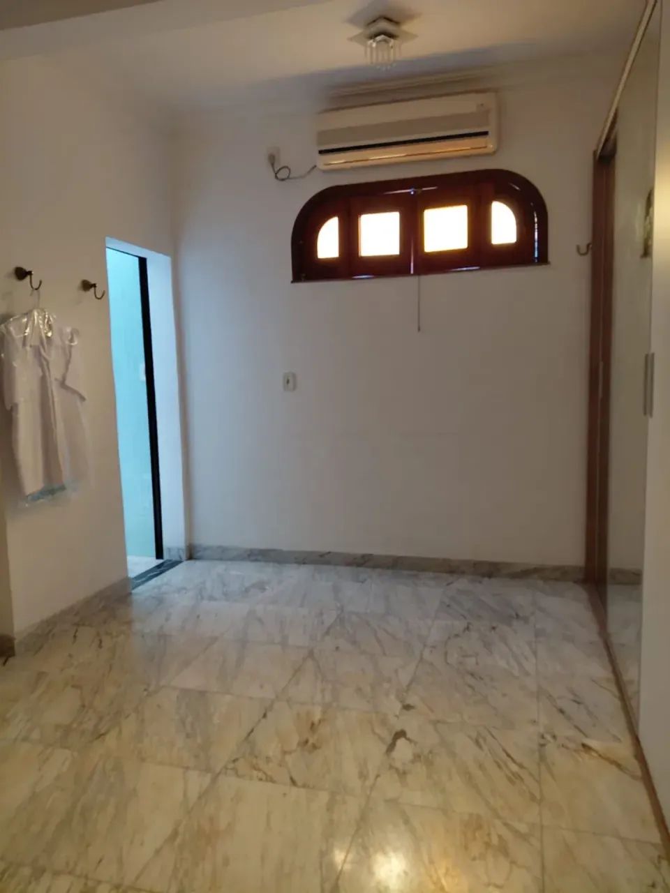 ALUGO OU VENDO AMPLA RESIDÊNCIA - Foto 2