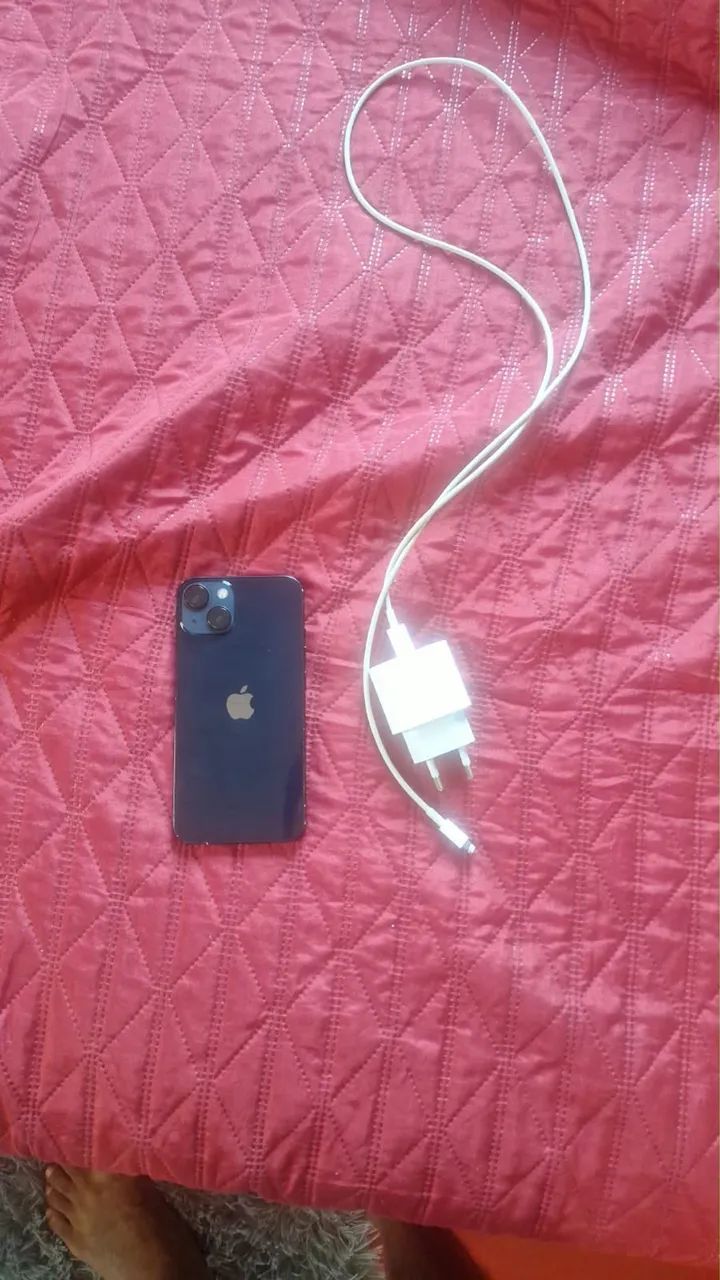 Vendo iPhone 13 com carregador  - Foto 2