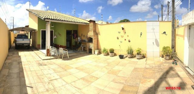 Casa plana no Castelão, 3 quartos, 6 vagas, deck com churrasqueira,