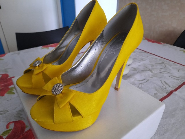 peep toe amarelo