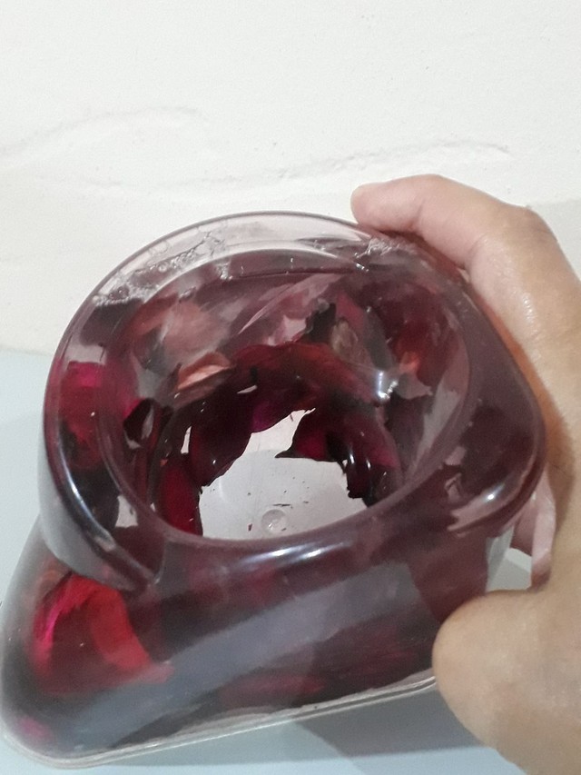 Porta canetas de acrílico com pétalas dentro imersas em água  - Foto 3