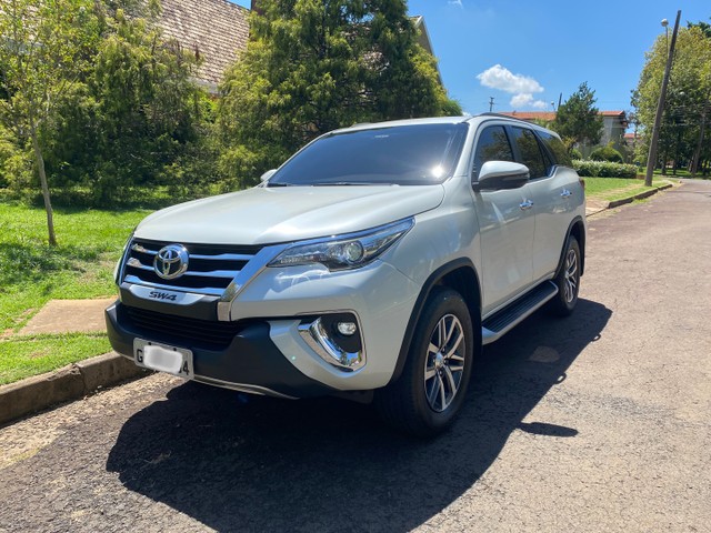 TOYOTA SW4 SRX 2019 7 LUGARES BAIXA QUILOMETRAGEM