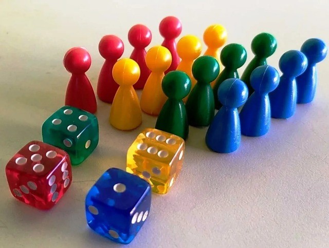 16 Pinos E 4 Dados Grandes P/ Jogo De Ludo