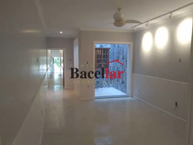 Casa de rua - Duplex / Residencial / Cidade Nova