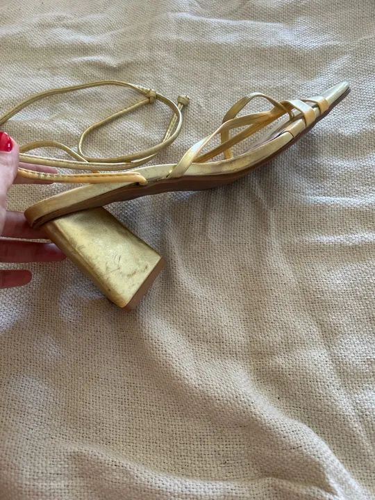 Sandálias Douradas de Salto Alto - Foto 3