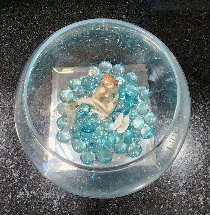 Escultura Sereia no bow aquário de vidro com  pedras de vidro azuis em base espelhada - Foto 6