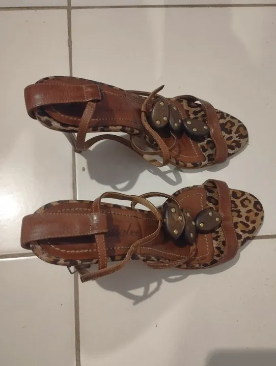Vende-se sandália 