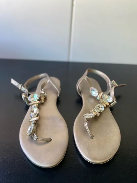 Sandálias Douradas com Pedrarias - Foto 3