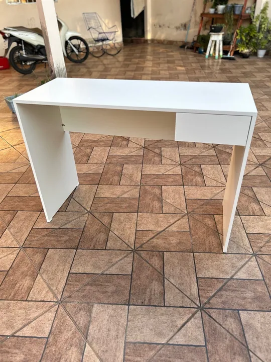 Mesa de escritório com uma gaveta