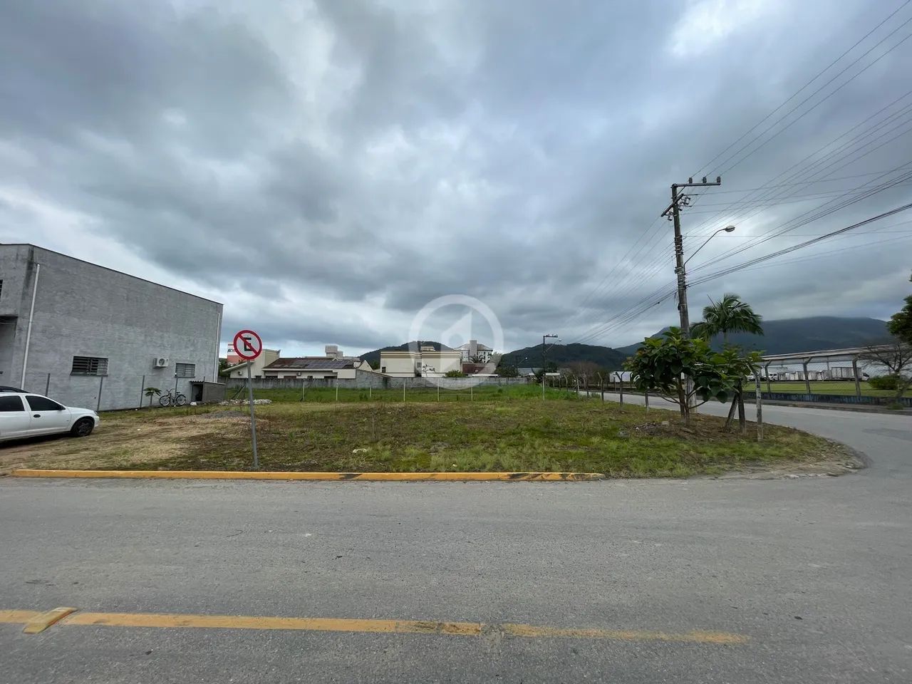 Terreno de esquina no centro da cidade
