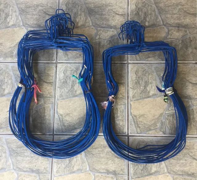 Cabide silhueta de ferro revertido com borracha protetora