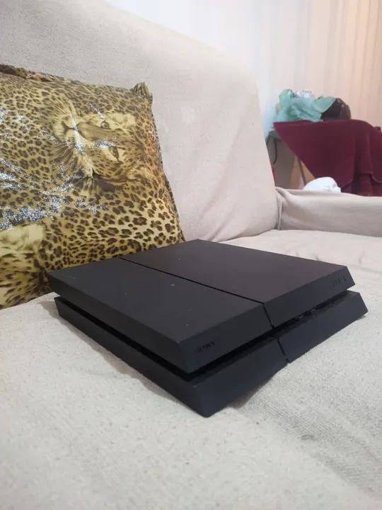 PS4 EM PERFEITO ESTADO COM 5 CONTROLES   - Foto 2