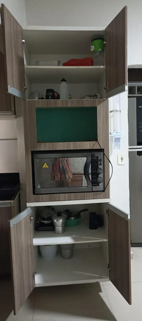 Armário de cozinha com micro-ondas embutido