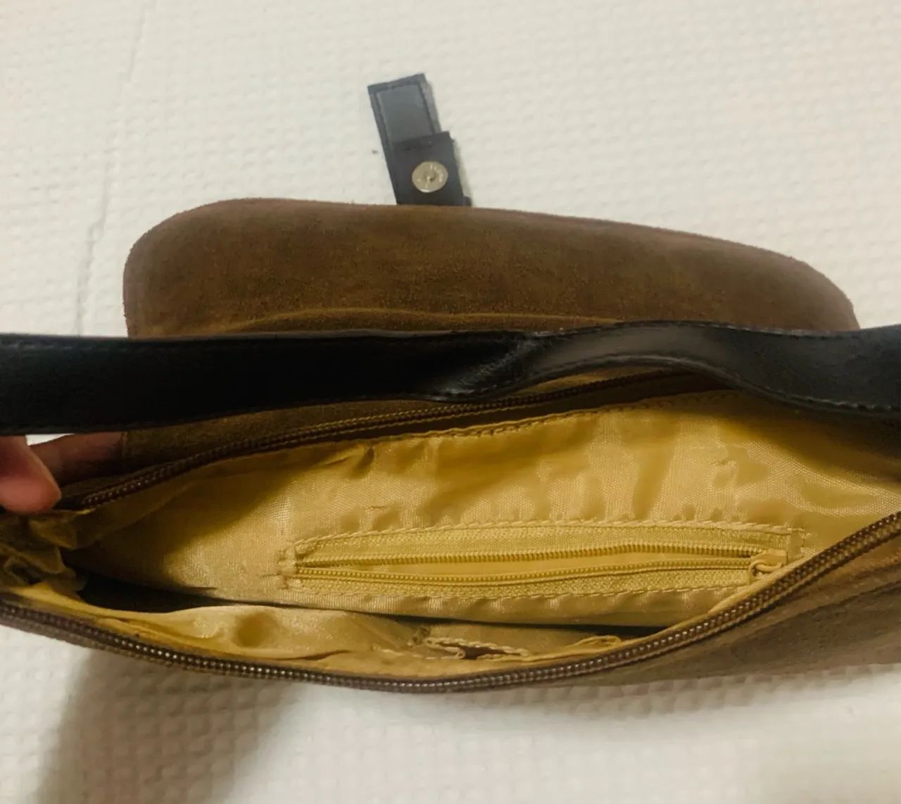 Bolsa de Ombro Marrom em camurça com detalhes em couro - Foto 5