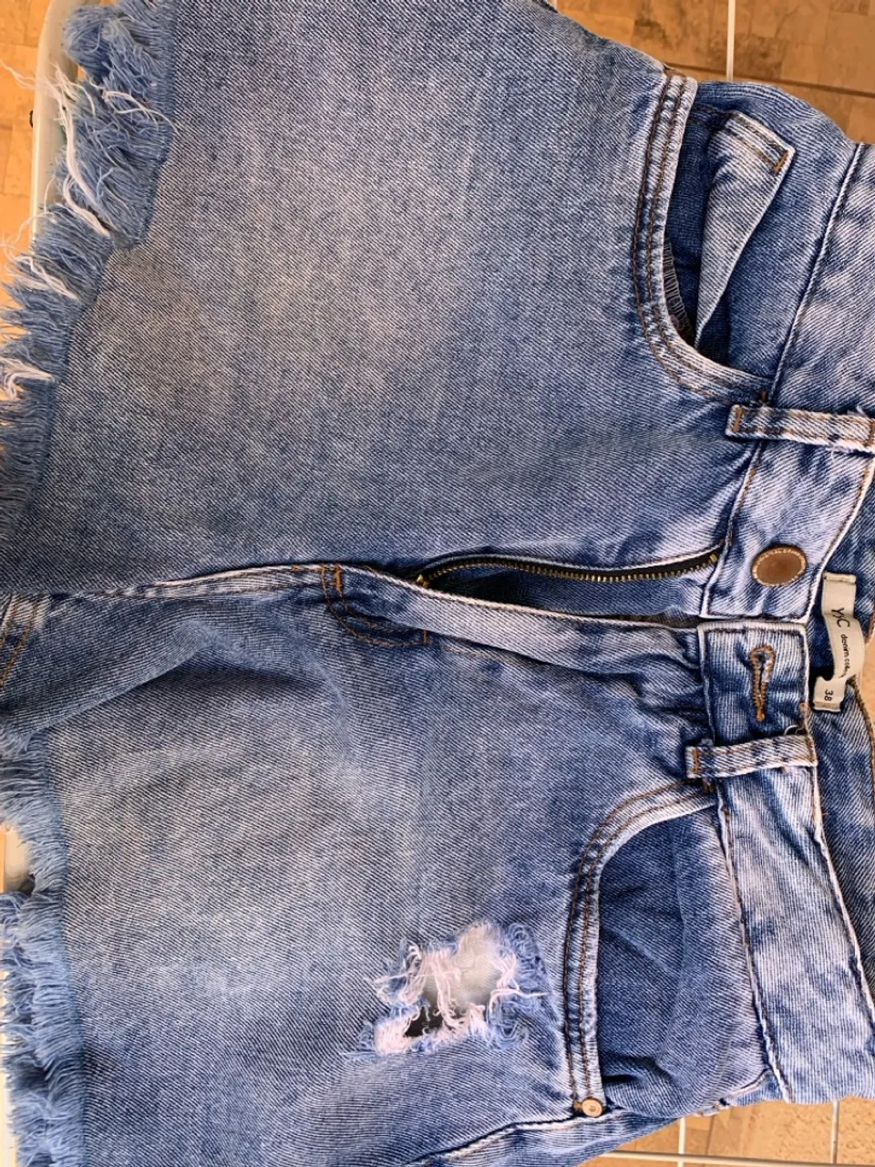 Short jeans com detalhes destroyed
