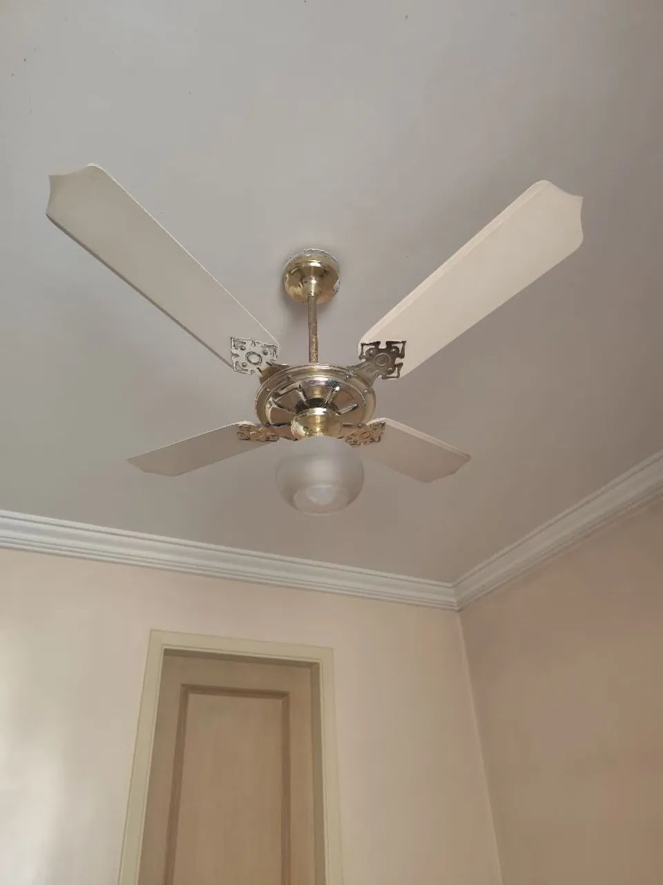 Ventilador de Teto Clássico com Luminária