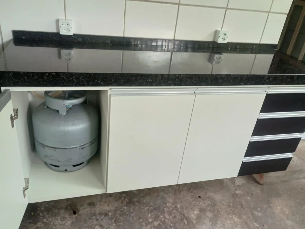 Armário 1,70 branco com gavetas pretas 100%mdf - Foto 3