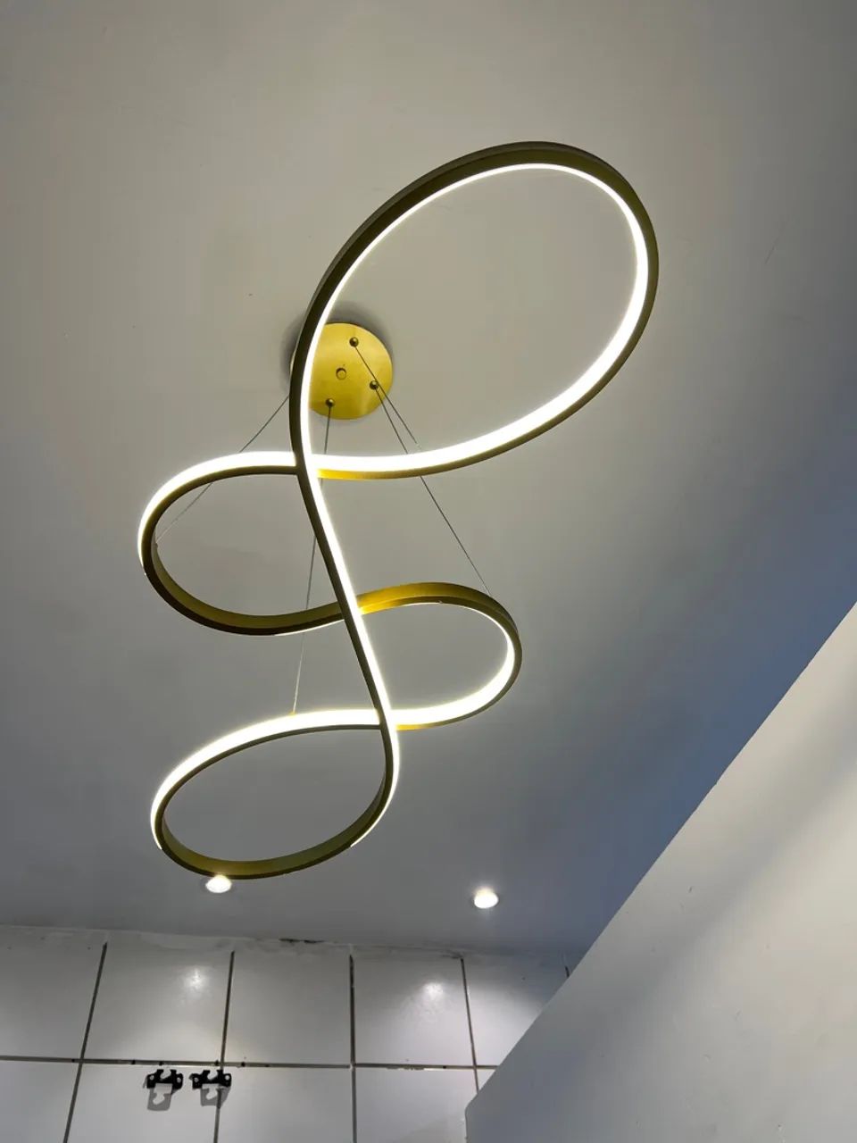 Lustre Moderno LED Design Curvilíneo