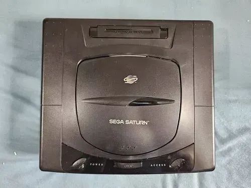Sega Saturn na Caixa +  Fenrir + 2 Controles + Cartucho 5 em 1 - Foto 2