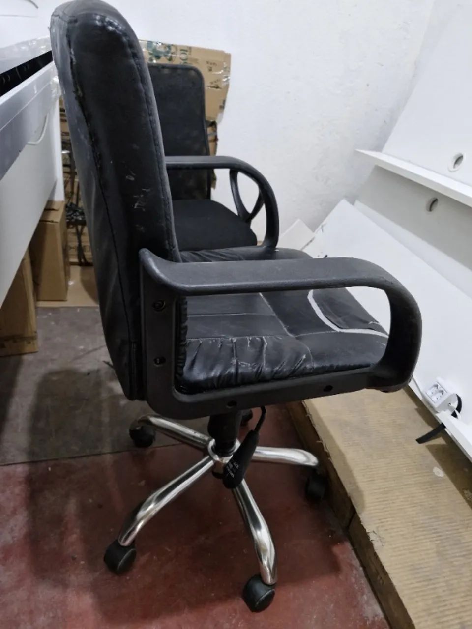 Cadeiras de Escritório de Couro Preta, Giratória e Ajuste de Altura  - Foto 2