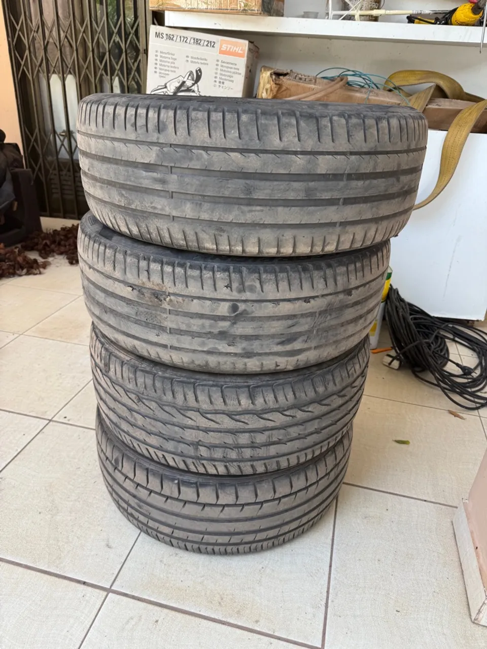 Pneu 235/45/19