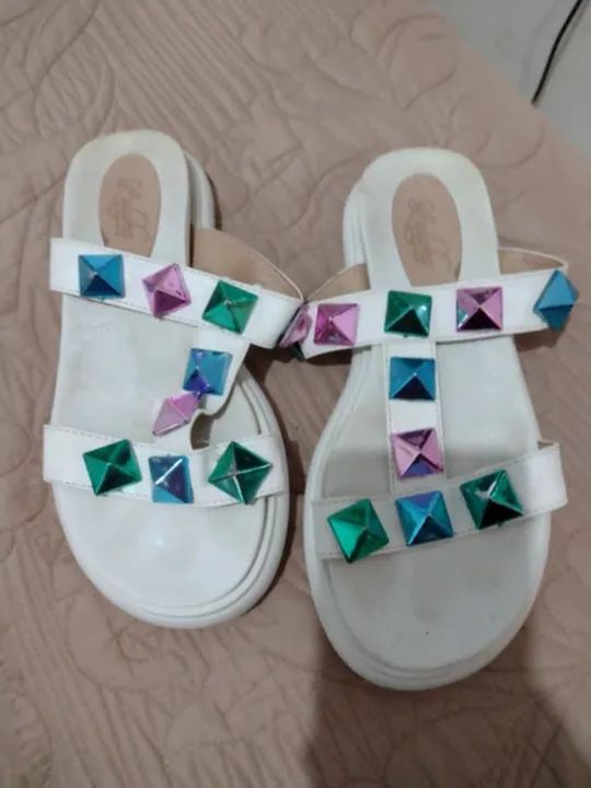 Sandálias femininas branca com pedrarias n37  - Foto 2