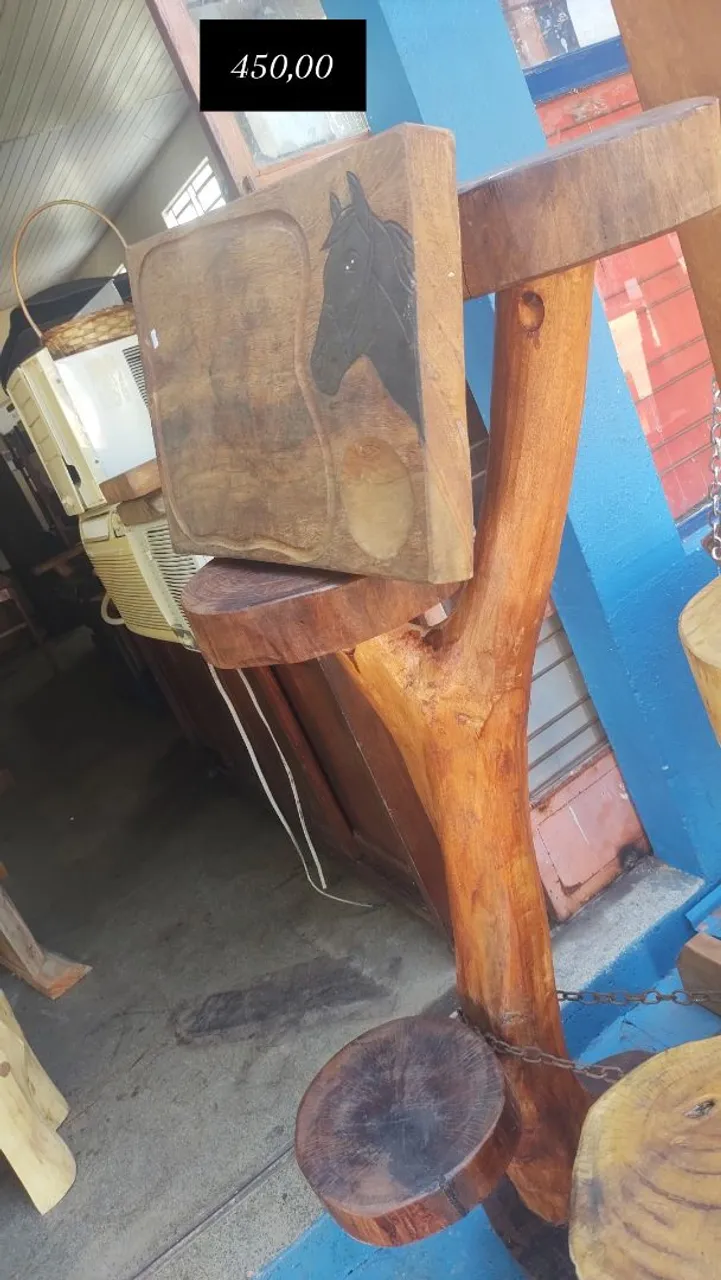 Mesa rústica de madeira com detalhes de cavalo