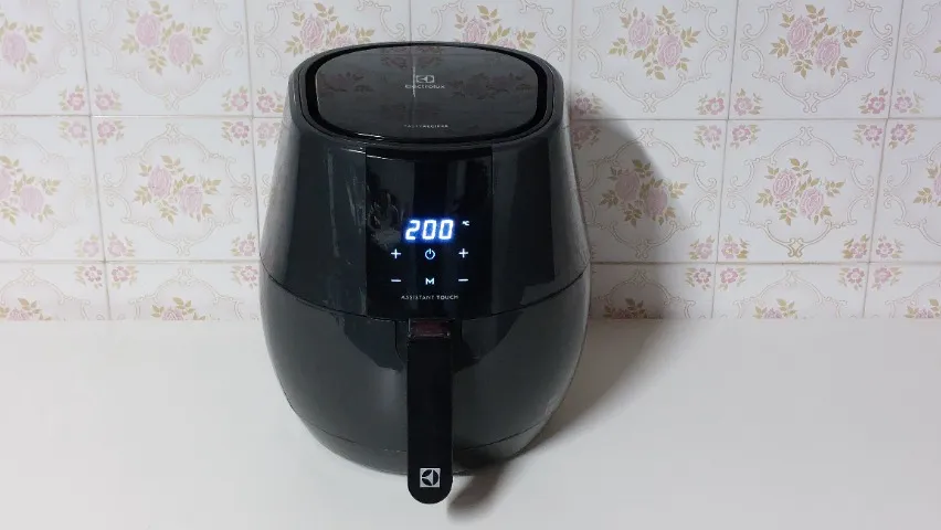 Air Fryer Electrolux 3,2L Rita Lobo EAF20 Digital Experience com Função Virar