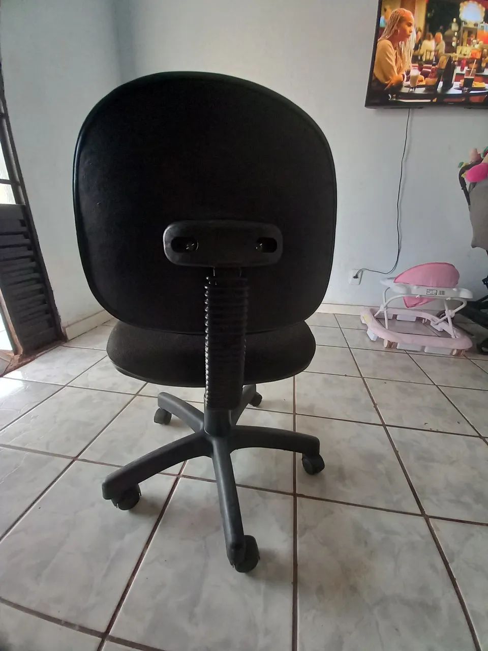 Cadeira de escritório preta - Foto 2