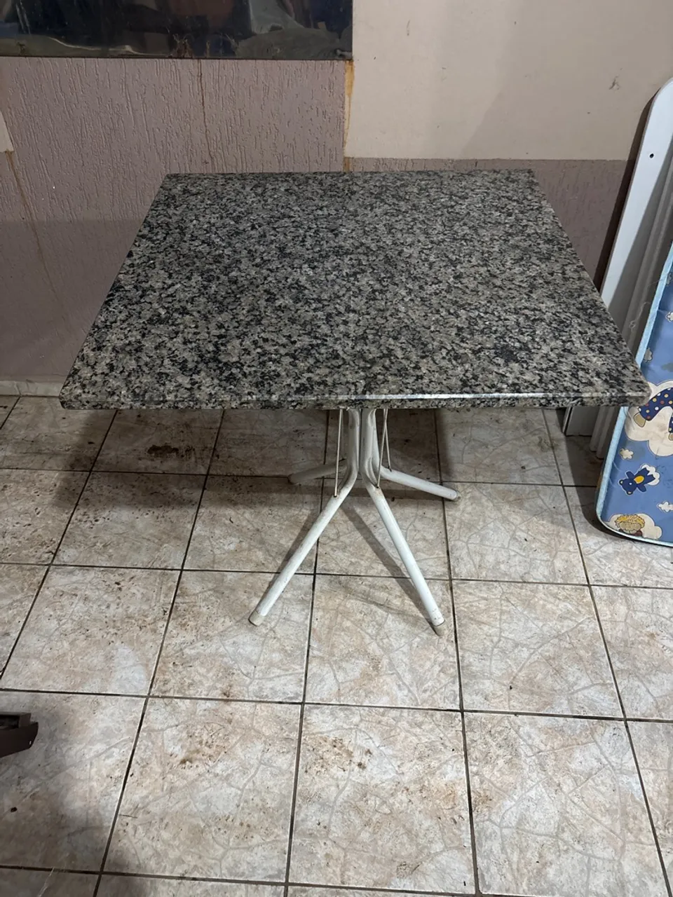 Mesa de aço para 4 pessoas com tampo de mármore