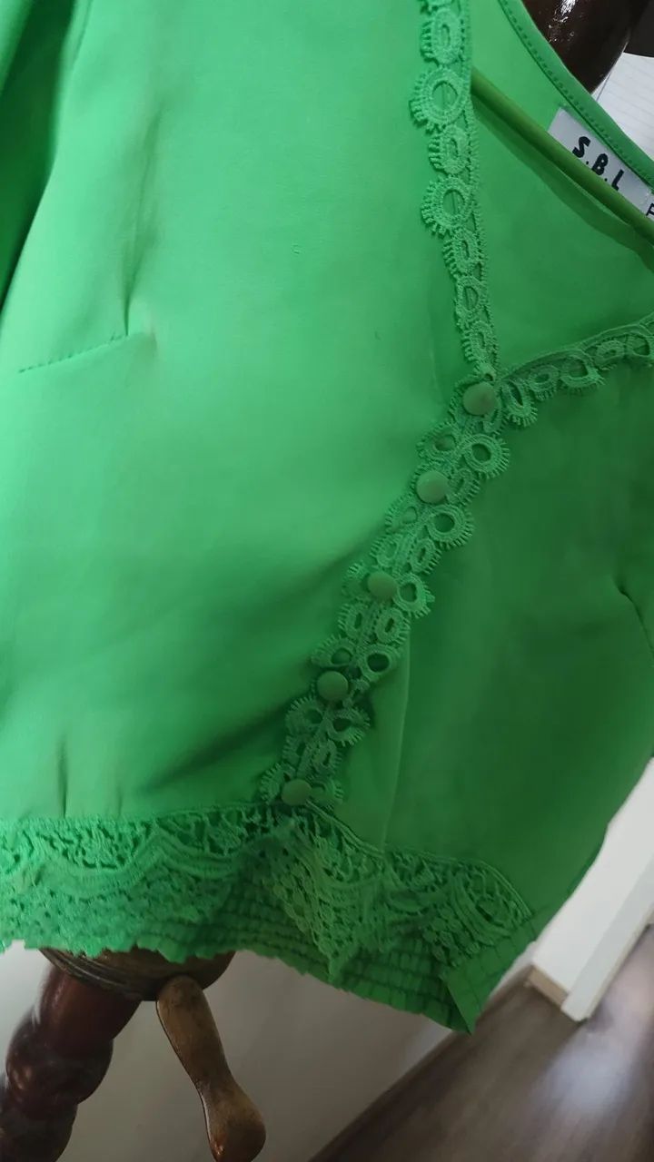 Blusa Verde Detalhada com Renda Tam.P - Foto 2
