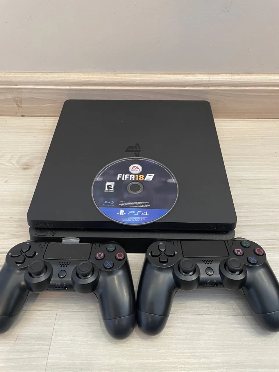 PlayStation 4 com 2 Controles + Jogo FIFA 18