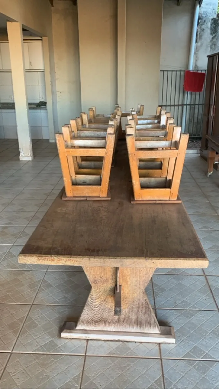 Mesa de madeira rústica com tamboretes