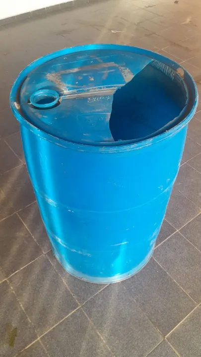 Balde de plástico azul usado