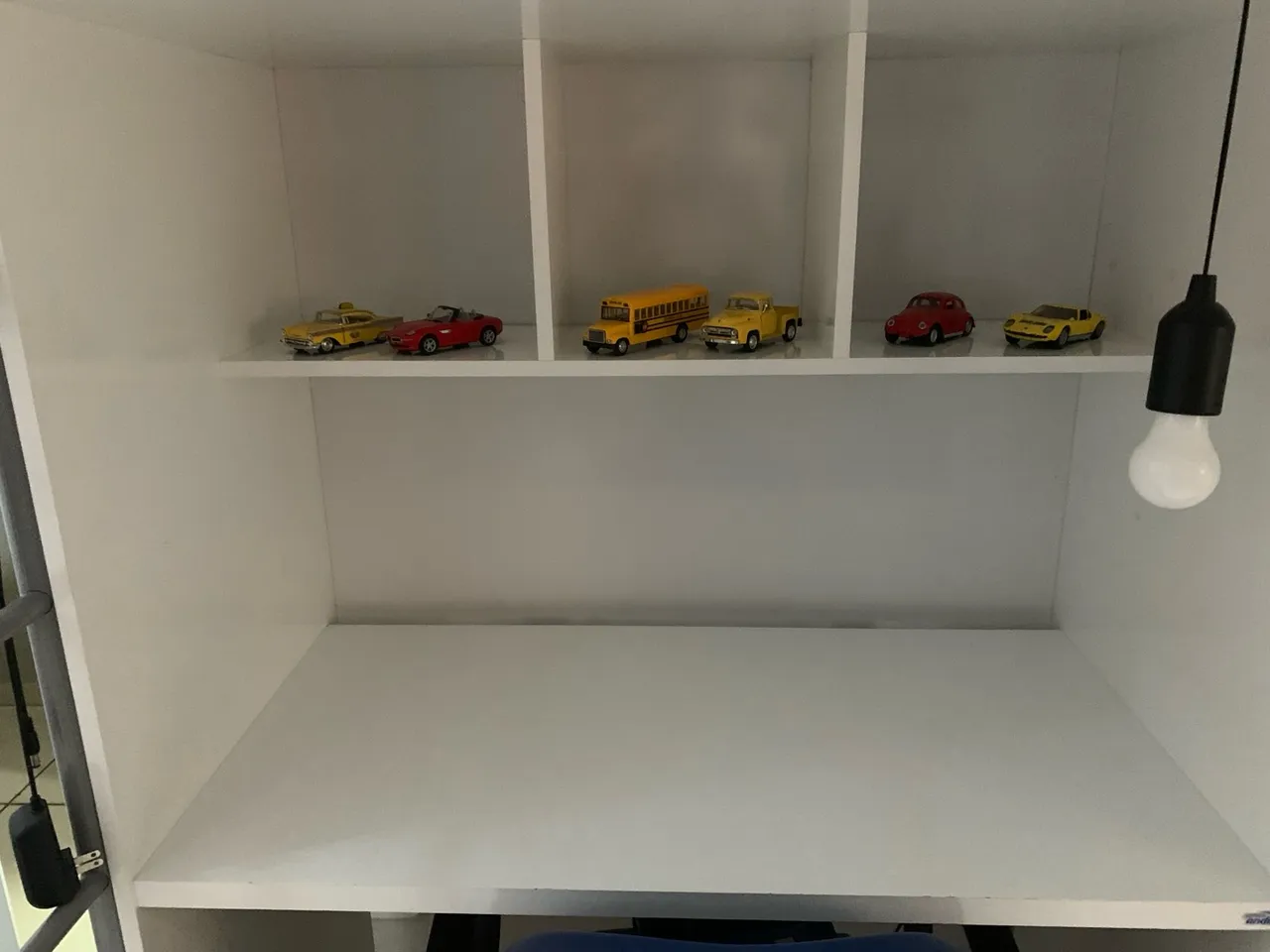 Cama beliche com escrivaninha, baú, nichos.