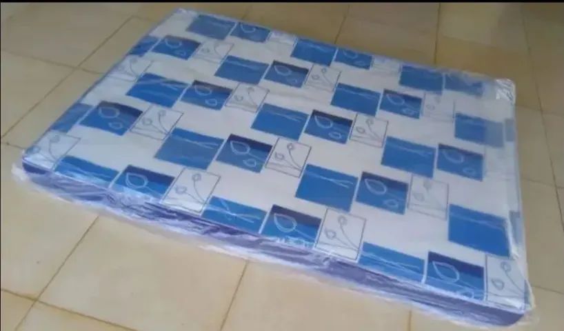 Colchão Casal D20 de 12 cm de espuma ( altura ) novos no plástico!!! - Foto 3
