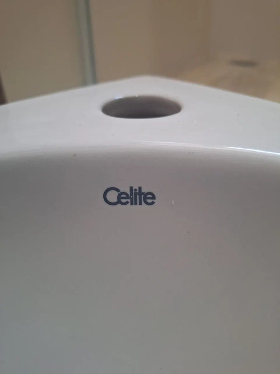 Lavatório de canto Celite.